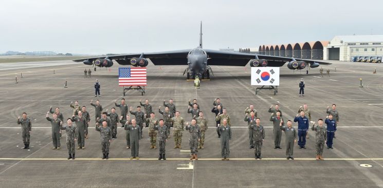 미국 공군 전략자산 B-52H ‘스트래토포트리스’ 폭격기가 지난해 10월 우리나라에 처음으로 착륙했다. 당시 김승겸 전 합동참모의장은 주기 중인 공군 청주기지를 방문, 확장억제 작전수행태세를 점검하기도 했다. [이미지출처=연합뉴스]