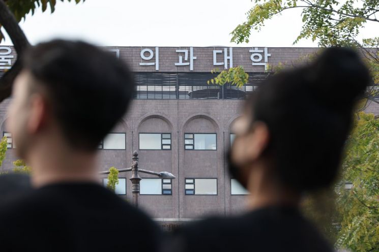 정부가 필수 의료 붕괴를 막기 위해 의대 입학정원 확대에 나선 가운데, 그 효과를 놓고 의료계 내부에서 시선이 엇갈린다. [사진출처=연합뉴스]