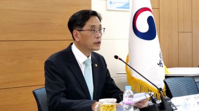 한훈 농림축산식품부 차관이 19일 정부세종청사에서 '농식품 수급상황 확대 점검회의'를 주재하고 있다.