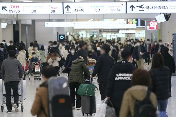 지난 2월 14일 제주공항이 귀경객과 관광객들로 붐비고 있는 모습. [사진출처=연합뉴스]