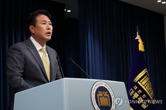 김태효 국가안보실 1차장이 19일 서울 용산 대통령실 청사에서 윤석열 대통령 부부의 중동 국가 사우디아라비아와 카타르 국빈 방문 일정에 관해 설명하고 있다. [사진출처=연합뉴스]