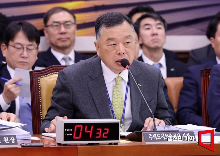 유병태 주택도시보증공사 사장이 19일 국회에서 열린 국토교통위원회 국정감사에서 의원 질의에 답하고 있다. 사진=김현민 기자 kimhyun81@