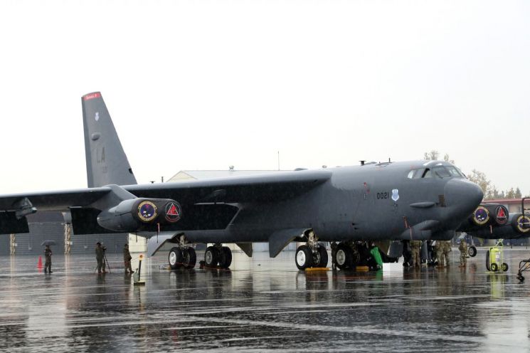 우리 공군기지에 처음 착륙한 미 전략폭격기 B-52H '스트래토포트리스'의 모습이 19일 언론에 공개됐다. [사진제공=국방일보]