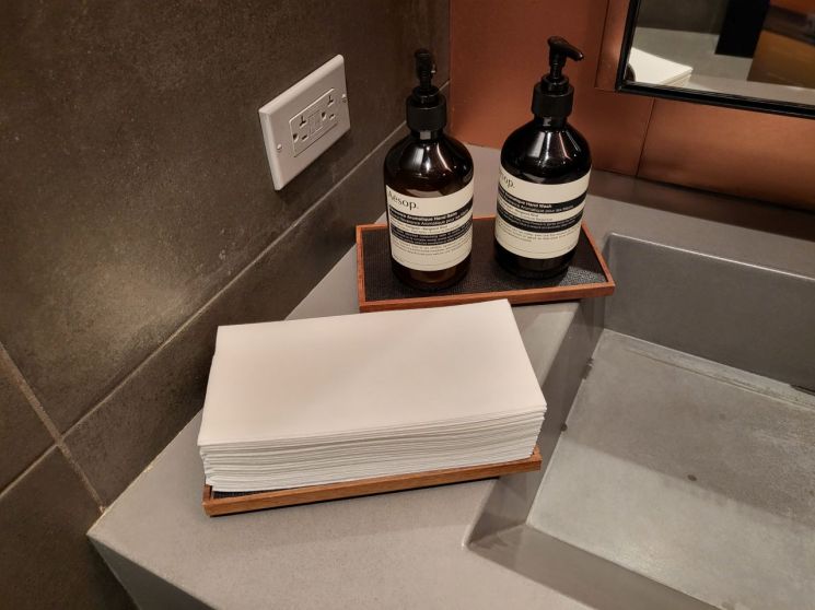 2층 화장실에는 손닦는 휴지마저 한지 재질로 만들어졌다. [사진=오규민 기자 moh011@]