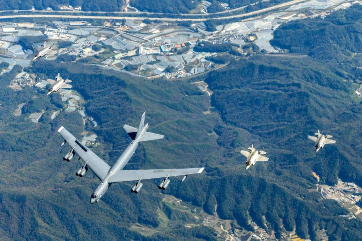 미 공군 B-52H 전략폭격기와 우리 공군 F-35A 스텔스 전투기가 지난 17일 연합 공중훈련을 벌이고 있다. [이미지출처=AFP연합뉴스]