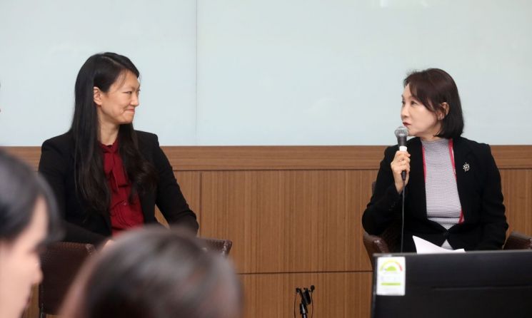 이신화 북한인권국제협력대사(오른쪽)와 줄리 터너 미 국무부 북한인권특사 [이미지출처=연합뉴스]