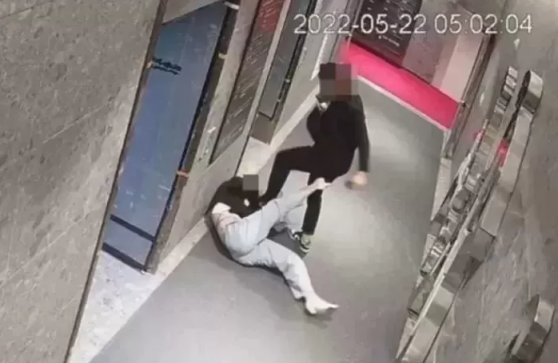 지난해 5월 22일 발생한 이른바 '부산 돌려차기' 사건 당시 상황이 담긴 폐쇄회로(CC)TV 화면. [사진=피해자 측 제공]