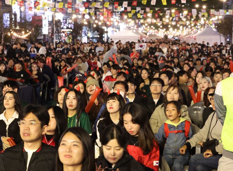 지난 7일 서울 마포구 홍대 레드로드에서 축구팬들이 거리 응원을 하고 있다. [이미지출처=연합뉴스]