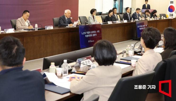 여당의 서을 강서구청장 패배후 '김한길 역할론'이 확산되고 있는 20일 서울 종로구 정부서울청사에서 열린 '노년의 역할이 살아 있는 사회특위 출범식'에 참석한 김한길 국민통합위원장이 모두발언을 하고 있다. 사진=조용준 기자 jun21@