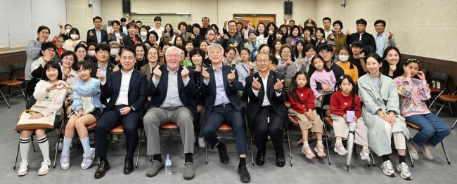 광주 서구 동천동은 지난 19일 마크 피터슨 교수를 초청, 제5회 독서 아카데미를 진행했다.[사진제공=서구]