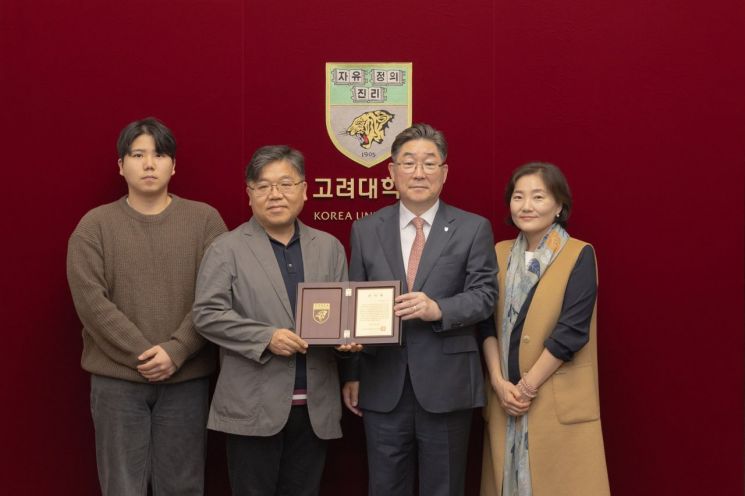 지난해 이태원 참사로 희생된 고(故) 신애진씨 유족이 고인의 뜻을 기려 모교인 고려대에 장학기금 2억원을 전달했다. 신씨의 동생과 아버지 신정섭씨, 김동원 고려대 총장, 어머니 김남희씨(왼쪽부터).[사진제공=고려대]