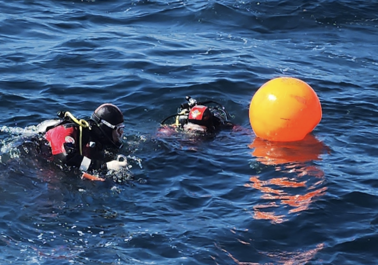 救援队员为寻找失踪者下水搜寻。通营海洋警察署供图