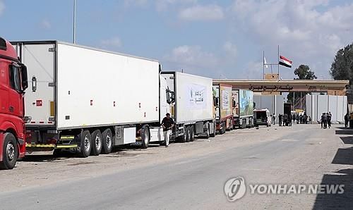 라파 검문소 앞에서 대기 중인 가자지구 구호물품을 실은 트럭들[사진=연합뉴스]