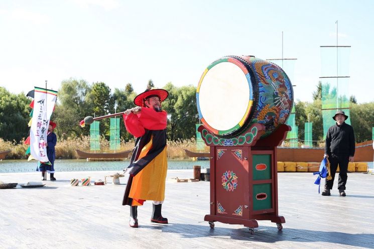 박강수 마포구청장이 20일 제16회 마포나루 새우젓축제 개막을 알리는 북을 치고 있다.