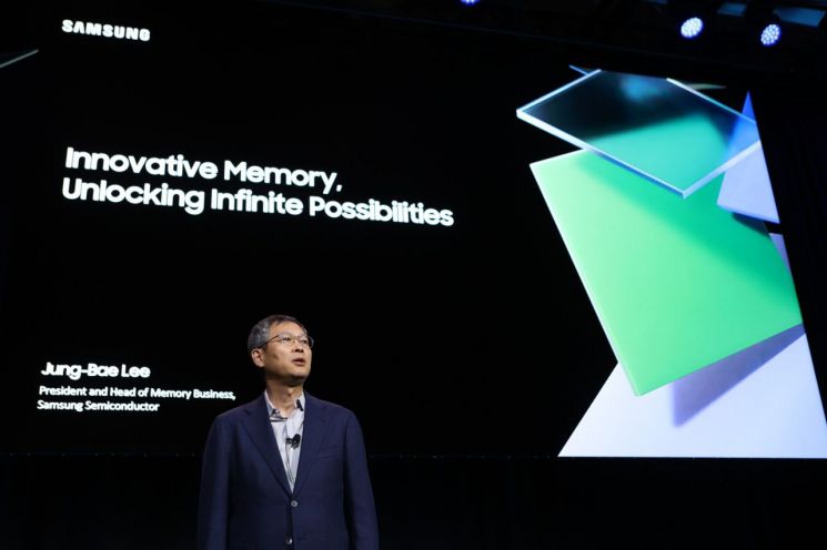 이정배 삼성전자 메모리사업부 사장이 20일(현지시간) 미국 실리콘벨리 맥에너리 컨벤션 센터에서 열린 '삼성 메모리 테크 데이(Samsung Memory Tech Day) 2023'에서 발표하고 있다. 삼성전자 제공. [이미지출처=연합뉴스]