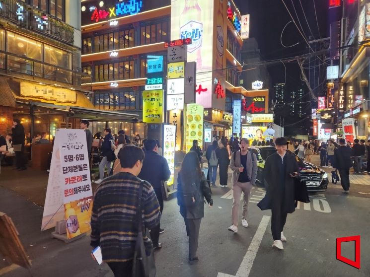 지난 20일 오후 8시께 서울 강남구 강남역 인근 번화가가 혼잡한 모습을 보이고 있다./사진= 최태원 기자 skking@