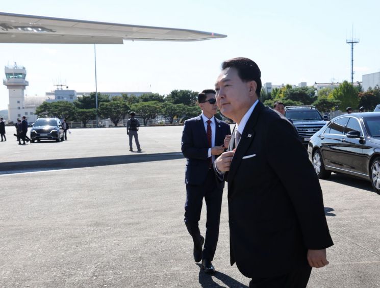 윤석열 대통령이 21일 성남 서울공항에서 사우디아라비아와 카타르 국빈 방문을 위해 출국하고 있다. [이미지출처=연합뉴스]