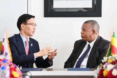 방문규 산업통상자원부 장관(왼쪽)은 20일(현지시간) 에티오피아 통상지역통합부 청사에서 게브레메스켈 찰라 에티오피아 통상지역통합부 장관과 면담을 갖고, 무역·투자 협력, 개발 협력 등을 논의한 후 2030 부산세계박람회 지지를 요청했다.