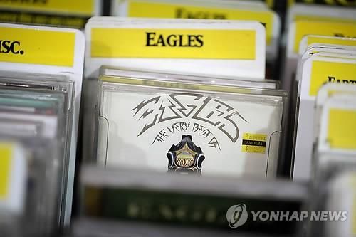 음반 가게에 진열된 CD 모습 [이미지출처=연합뉴스]