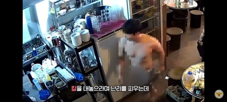 옷이 아니었네…'나체 난동' 전신 문신남, 경찰 테이저건 맞고 '쿵'