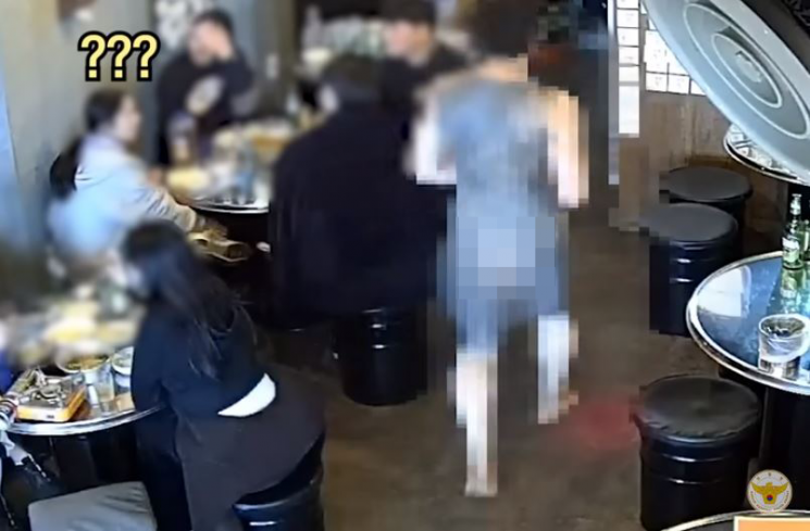 옷이 아니었네…'나체 난동' 전신 문신남, 경찰 테이저건 맞고 '쿵'