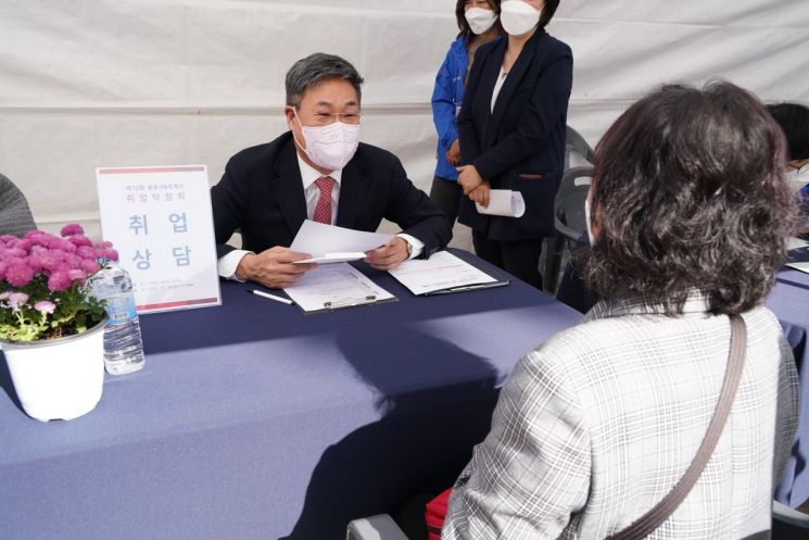 정문헌 종로구청장, 일일 취업상담사 활약