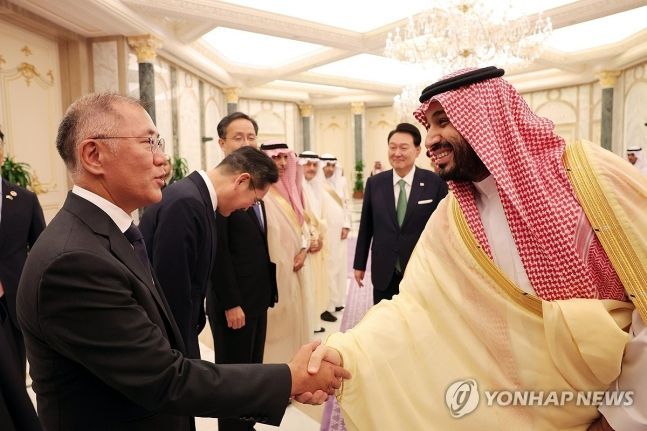 정의선 현대차그룹 회장이 22일(현지시간) 사우디아라비아 리야드의 야마마궁에서 윤석열 대통령과의 한·사우디 확대회담을 마치고 오찬장으로 향하는 무함마드 빈 살만 빈 압둘아지즈 알 사우드 왕세자 겸 총리와 악수하고 있다. [사진출처=연합뉴스]