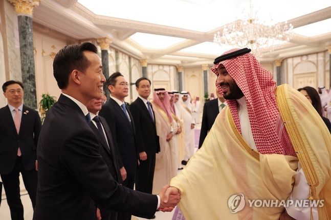 김동관 한화 부회장이 22일(현지시간) 사우디아라비아 리야드의 야마마궁에서 윤석열 대통령과의 한·사우디 확대회담을 마치고 오찬장으로 향하는 무함마드 빈 살만 빈 압둘아지즈 알 사우드 왕세자 겸 총리와 악수하고 있다. [사진출처=연합뉴스]