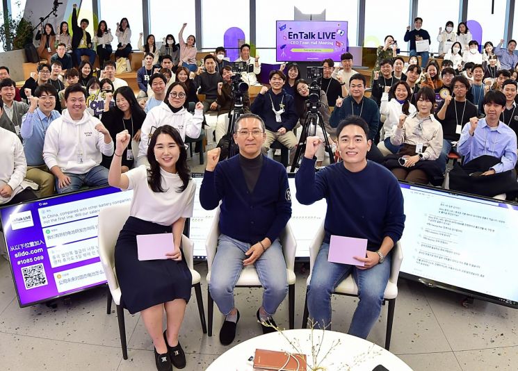 LG에너지솔루션 서울 본사 파크원 63층에서 열린 CEO 타운홀 미팅 '엔톡 라이브'에서 권영수 부회장과 120여명의 임직원들이 기념 사진을 촬영하고 있다. 사진제공=LG에너지솔루션