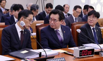 정황근 농림축산식풉부 장관(가운데)이 23일 국회에서 열린 농림축산식품해양수산위원회 국정감사에서 한훈 차관과 대화하고 있다. 사진=김현민 기자 kimhyun81@
