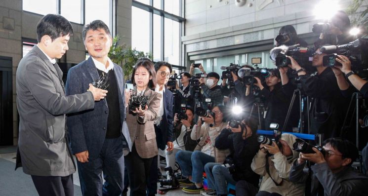 김범수 카카오 전 의장이 지난달 23일 SM엔터테인먼트 인수 주가 시세조종 의혹과 관련해 조사를 받기 위해 금융감독원으로 출석하고 있다. 사진=강진형 기자aymsdream@