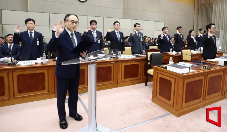 이원석 검찰총장이 23일 서울 서초구 대검찰청에서 열린 국회 법제사법위원회의 대검찰청에 대한 국정감사에서 증인 선서를 하고 있다. 사진=국회사진기자단