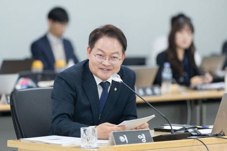 더불어민주당 허영 의원이 23일 경기도에 대한 국정감사에서 서울양평고속도로 관련 질의를 하고 있다.