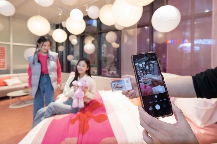 모델들이 한샘디자인파크 송파점에서 한샘의 옴니채널 서비스를 사용해보고 있다. [사진 제공=한샘]