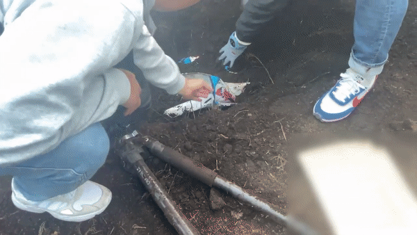 경찰이 지난 21일 A씨가 서귀포시 한 과수원에 묻은 이동식 카메라를 발견한 장면. [영상 제공=제주서귀포경찰서]