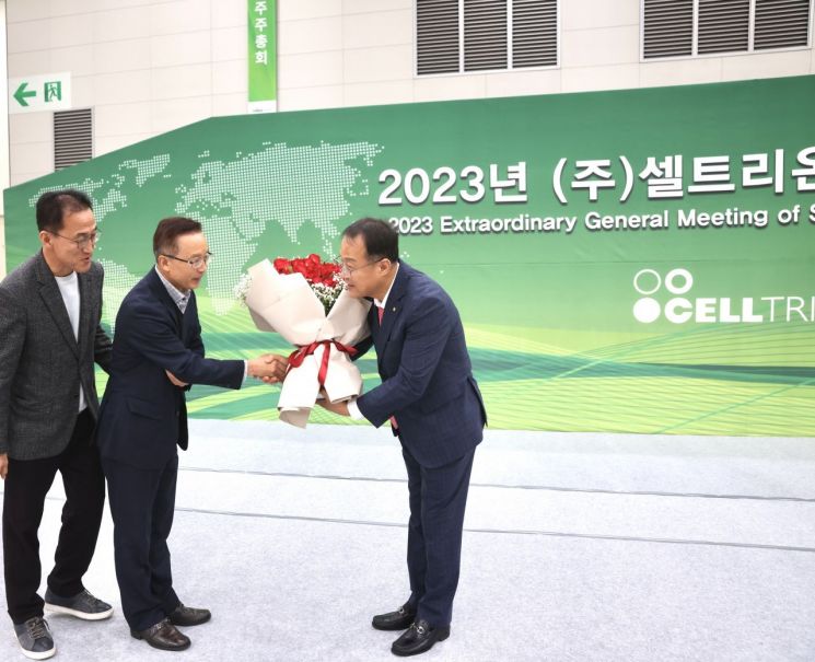 23일 인천 송도에서 열린 셀트리온 임시주주총회에서 합병 안건이 가결된 후 기우성 셀트리온 부회장이 참석한 주주들로부터 축하 꽃다발을 받고 있다.[사진제공=셀트리온]