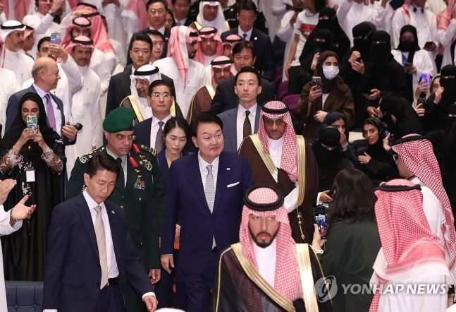 사우디아라비아를 국빈 방문 중인 윤석열 대통령이 23일(현지시간) 리야드의 킹 사우드 대학에서 열린 '사우디 미래 세대와의 대화'에 입장하고 있다. [사진출처=연합뉴스]