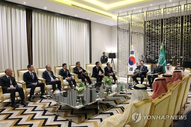 사우디아라비아를 국빈 방문 중인 윤석열 대통령이 22일(현지시간) 리야드 페어몬트 호텔에서 열린 한·사우디 투자포럼에 앞서 칼리드 알 팔레 사우디 투자부 장관, 류진 한국경제인협회장, 이재용 삼성전자 회장, 정의선 현대차 회장 등 주요인사들과 환담하고 있다. [사진출처=연합뉴스]