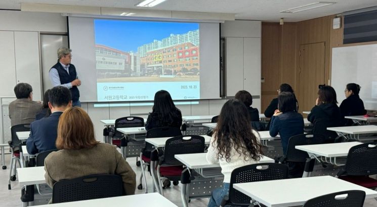 경기도교육청이 근로자와 함께 위험성평가 결과를 공유하고 있다.