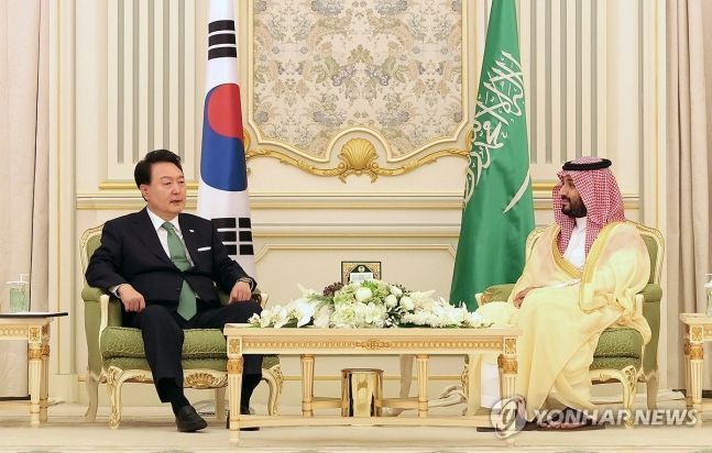 사우디아라비아를 국빈 방문 중인 윤석열 대통령이 22일(현지시간) 리야드의 야마마궁에서 무함마드 빈 살만 빈 압둘아지즈 알 사우드 왕세자 겸 총리와 한·사우디 회담을 하고 있다. [사진출처=연합뉴스]