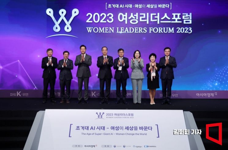 24일 서울 중구 롯데호텔에서 열린 '2023 아시아경제 여성리더스포럼' 개막식에 참석한 주요 내빈들이 기념촬영을 하고 있다. 왼쪽부터 우병현 아시아경제 대표, 이성희 고용노동부 차관, 오세훈 서울시장, 한덕수 국무총리, 현상순 아시아경제 회장, 김현숙 여성가족부 장관, 강신숙 수협은행장, 손병두 한국거래소 이사장. 사진=김현민 기자 kimhyun81@