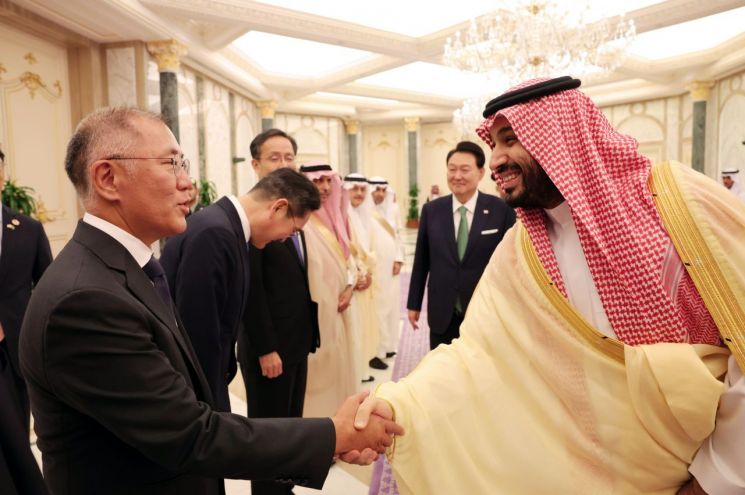 정의선 현대차그룹 회장이 22일(현지시간) 한·사우디 확대회담을 마치고 무함마드 빈 살만 빈 압둘아지즈 알 사우드 왕세자 겸 총리와 악수하고 있다.[사진=연합뉴스]