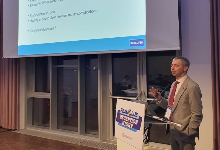 Professor Jantak from the University of Leuven, Belgium, is explaining Pexuclu at the Pexuclu Night held during the 2023 United European Gastroenterology Week (UEGW 2023). <br>[Photo by Daewoong Pharmaceutical]