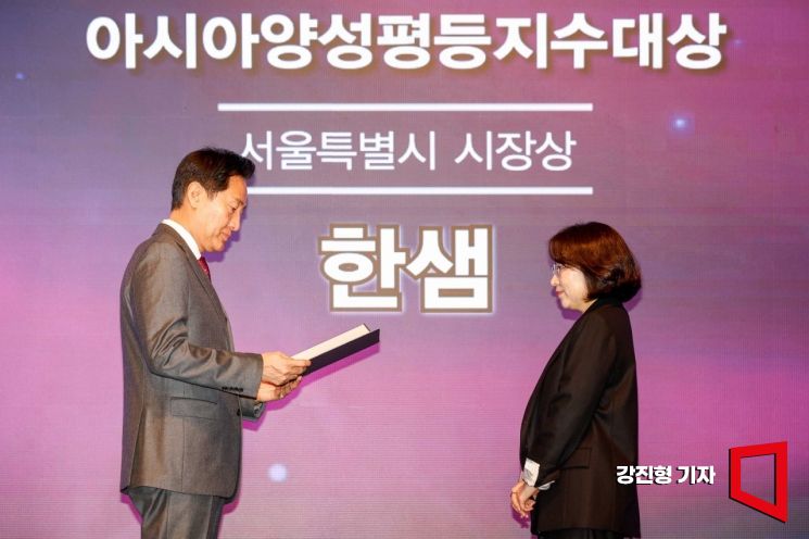 김혜원 한샘 R&D본부 본부장이 24일 서울 중구 롯데호텔에서 열린 '제8회 아시아양성평등지수대상'에서 서울특별시 시장상을 수상하고 있다. 사진=강진형 기자aymsdream@