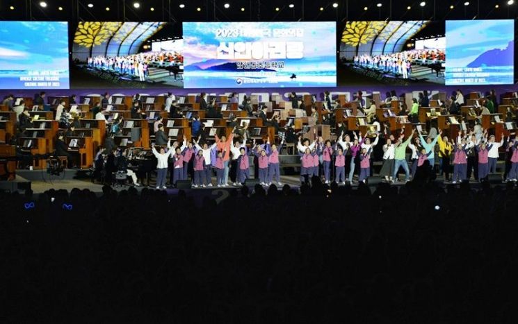 지난 21일 신안군 자은도 뮤지엄파크 특설무대에서 ‘2023 대한민국 문화의 달’ 행사 개막식이 열리고 있다. [사진제공=신안군]
