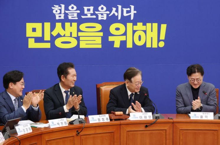 23일 국회에서 열린 최고위원회의에서 홍익표 원내대표 등 당 지도부가 이재명 대표를 환영하는 의미로 박수를 치고 있다. 사진제공=연합뉴스