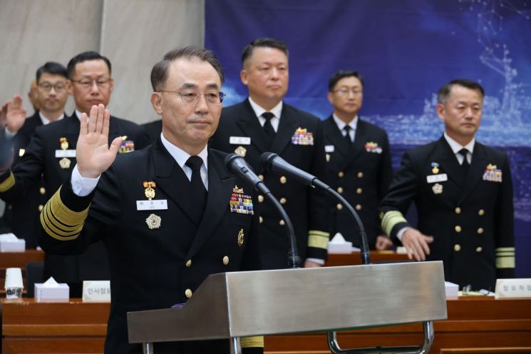 24일 충남 계룡대에서 열린 국회 국방위원회 해군본부 국정감사에서 선서하는 이종호 해군참모총장 [이미지출처=연합뉴스]