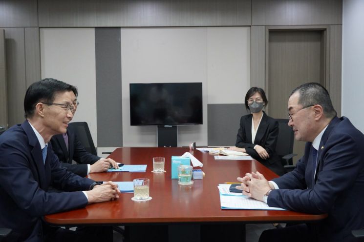 방문규 산업통상자원부 장관과 면담하는 소병철 의원［사진제공=소병철 의원실］