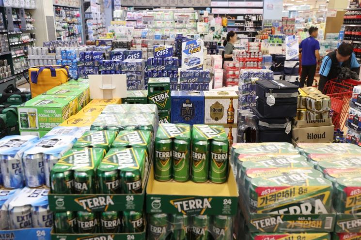 대형마트에 진열돼 있는 주류. 사진은 해당 기사 내용과 직접적인 관계 없음. 연합뉴스