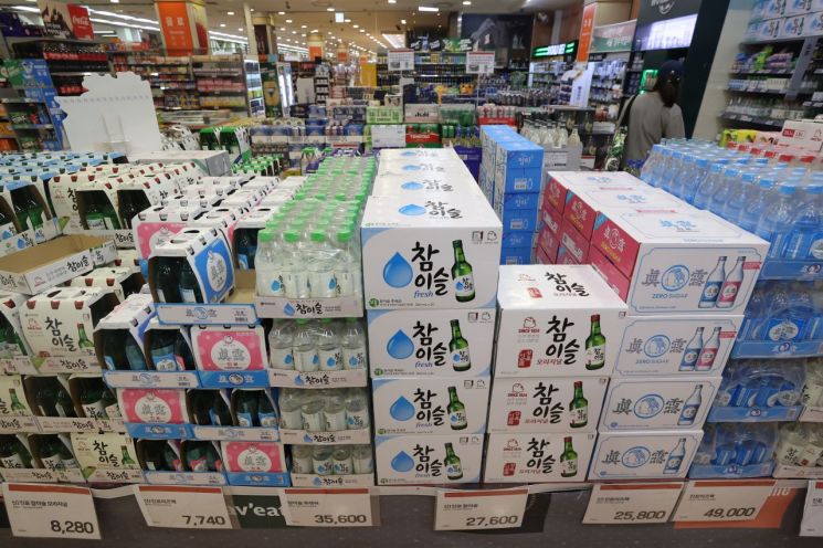 일각에서는 소주 가격이 최소 7%가량은 오를 것으로 예상하고 있다. 이 경우 1166원이던 360㎖ 소주 1병의 출고가는 1250원으로 84원 인상된다. [사진출처=연합뉴스]